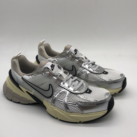 New Nike Wmns V2K Run Summit White Metallic Silver Casual Shoes FD0736-100 NWOB - Picture 2 of 5